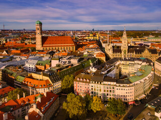 Fototapeta na wymiar Goldene Stunde über München: Magisches Drohnenpanorama der historischen Altstadt