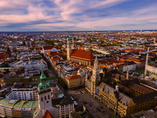 Goldene Stunde über München: Magisches Drohnenpanorama der historischen Altstadt
