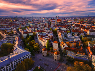 Obraz premium Goldene Stunde über München: Magisches Drohnenpanorama der historischen Altstadt