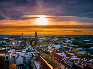 Goldene Stunde über München: Magisches Drohnenpanorama der historischen Altstadt