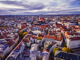 Obraz premium Goldene Stunde über München: Magisches Drohnenpanorama der historischen Altstadt