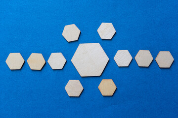 hexagonos de diferentes tamaños y texturas sobre un fondo azul formando figuras 