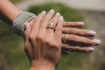 primer plano de manos de pareja recién casados con sus anillos 
