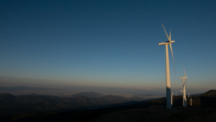 夕暮れの風力発電機