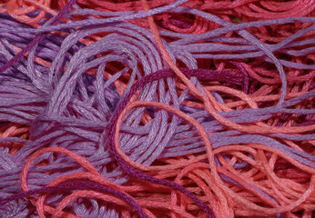 Splątane różowe fioletowe nici w zbliżeniu makro, nieuporządkowane nici