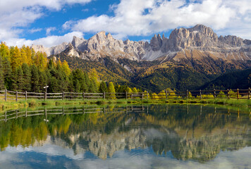 Wuhnleger Weiher mit der Spiegelung des Rosengartens, Südtirol, Italien, Europa 
