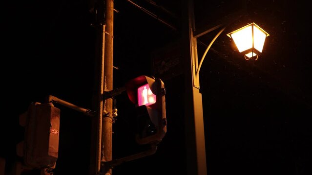 夜の街　交差点　光る信号機