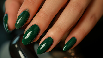 Mão de uma mulher com as unhas pintadas de verde 
