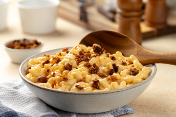 Macaroni and cheese with bacon