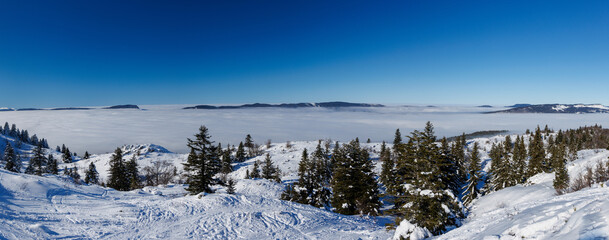 Panorama d'une mer de nuages au dessus du plateau du Vercors