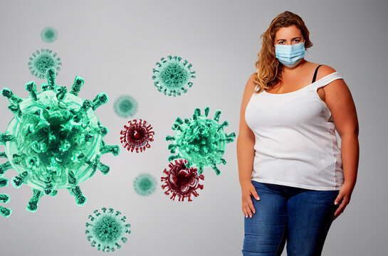 Porträt einer  blonden Frau mit Übergröße und Mundschutz im Gesicht in mitten von Viren
