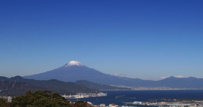 山の上から見る富士山と静岡の海