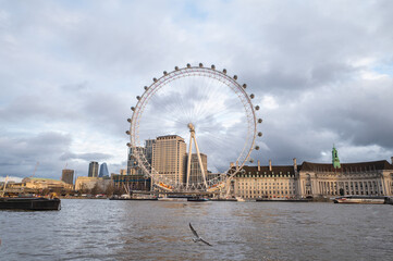 Blick auf das London Eye in London am Ufer der Themse