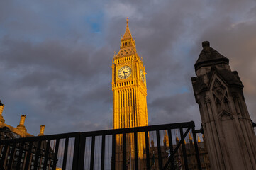 Blick auf den Big Ben zur goldenen Stunde in London