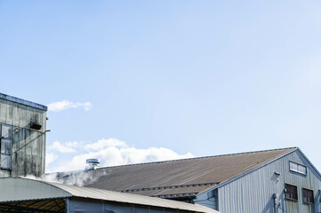 Fototapeta premium 工場から出る煙と青空