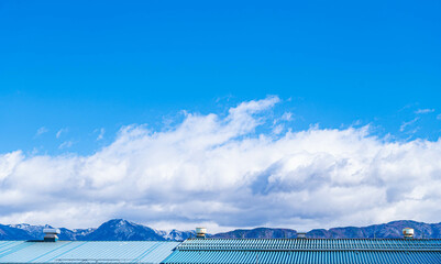 冬の青空と工場の屋根