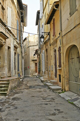 Fototapeta na wymiar Arles, vicoli, strade e case provenzali - Provenza, Francia 
