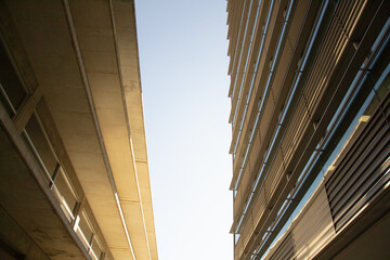 Obraz premium edificios modernos con lineas rectas en perspectiva