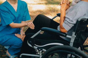 Obraz premium young asian physical therapist working with senior woman on walking with a walker