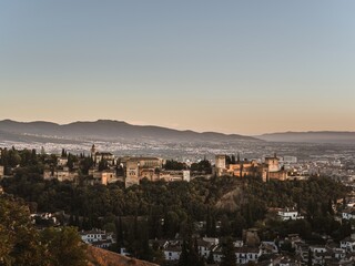 Obraz premium Panoramic view of the castle Alhambra in Granada, Andalusia, Spain, during sunset, from the Mirador de la Cruz de Rauda