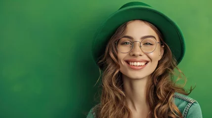 Foto op Plexiglas Young woman wearing a st patricks day hat against a green background © MdImam