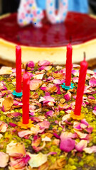 velas de cumpleaños rojas en un pastel de flores
