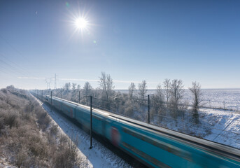 La ligne à grande vitesse sous la neige en france - 713451945