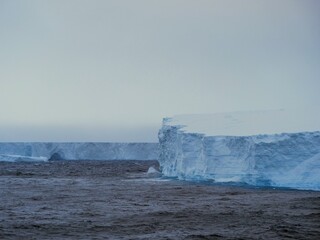Die Reste des einst größten Eisbergs der Welt, A76a, in der Scotiasee zwischen Antarktis und...