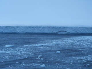 Die Reste des einst größten Eisbergs der Welt, A76a, in der Scotiasee zwischen Antarktis und Südgeorgien