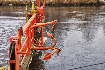 Kotwica zamocowana na promie służącym do przeprawy przez rzekę © Zbigniew
