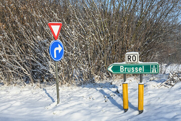 Circulation traffic Belgique neige verglas hiver auto voiture signalisation Ring Bruxelles R0 virage