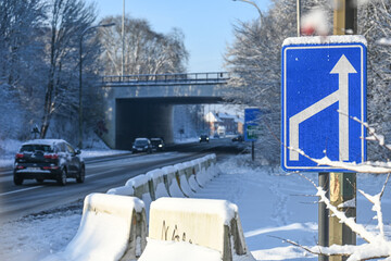 Circulation traffic Belgique neige verglas hiver auto voiture signalisation retrecissement voie bande