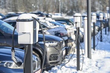 station recharge charge auto voiture electrique hiver neige - obrazy, fototapety, plakaty