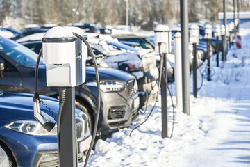 station recharge charge auto voiture electrique hiver neige - obrazy, fototapety, plakaty