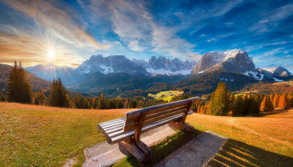 Krajobraz górski, panorama jesienna w górach i zachód słońca