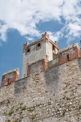 Blick aus der Altstadt von Malcesine in Italien auf den Turm der Scaligerburg, Castello Scaligero
