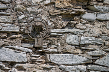 symbole religijne na starym kamiennym murze średniowiecznego kościoła