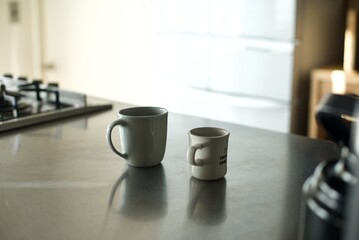 キッチンに置かれたコーヒーの入ったカップ