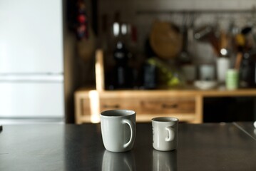 キッチンに置かれたコーヒーの入ったカップ