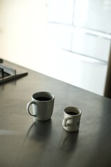 キッチンに置かれたコーヒーの入ったカップ