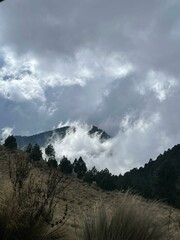 Cordillera con nubes 