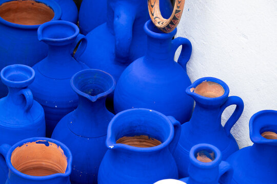 Puesto de artesan&iacute;a en la medina de Asilah, jarrones cer&aacute;micos en color azul intenso t&iacute;pico de las ciudades costeras de marruecos.