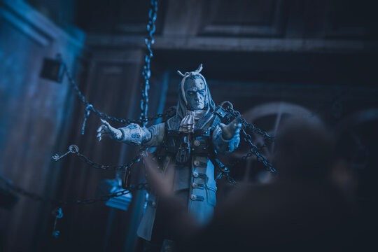NEW YORK USA, JAN 29 2024: Jacob Marley visiting Ebenezer Scrooge from Charles Dickens Christmas Carol -Figura Obscura action figure