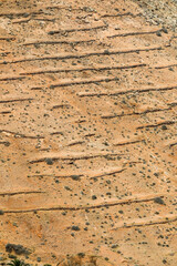 Hügelige stark erodierte Vulkan Landschaft mit grünen kleinen Baumbeständen