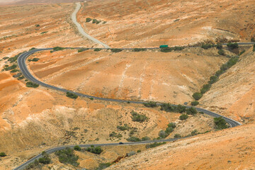 Auf der Bergpass Straße von Betancuria Fuerteventura mit vielen Kurven - obrazy, fototapety, plakaty