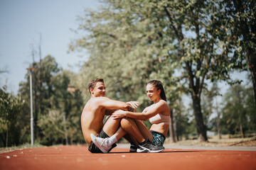 Obraz premium Active Couple Enjoying Outdoor Training in the Park. Cardio, Core Exercises, and Refreshment.