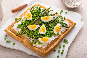 Asparagus and egg tart with puff pastry and cream cheese