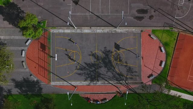 Familia jugando en el parque¿