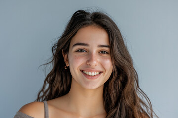 Naklejka premium A woman with long hair and freckles smiles for the camera