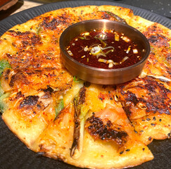 koreanisches Omelette mit Sauce 